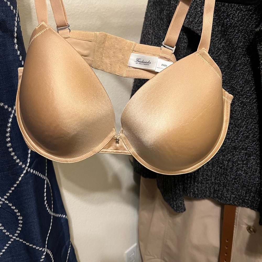 New without tag. Frederick’s of Hollywood Tan push-up bra. 40D